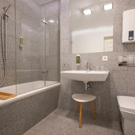 In Schlosschemnitz L Aufzug L W-lan L Badewanne *