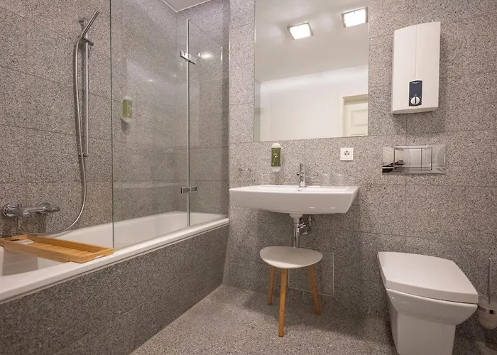 In Schlosschemnitz L Aufzug L W-lan L Badewanne *